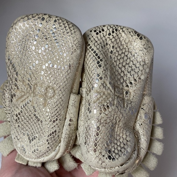 Freshly Picked Limited Edition Merci Soft Sole Moccasins Fringe Mocc Girl Silver - Picture 6 of 10